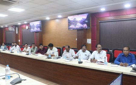 निर्माण विभाग के कार्याे की कलेक्टर ने ली मासिक समीक्षा बैठक,विभागीय अधिकारी निर्माण कार्यों के प्रगति की करें सतत समीक्षा- कलेक्टर