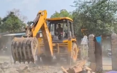 अंबिकापुर में प्रशासन की बेरहम कार्यवाही: बिना नोटिस तोड़ा वर्षों पुराना आशियाना, रोते-बिलखते रहे परिवार