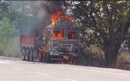 सीतापुर में कोयला लदा ट्रक बना आग का गोला, तेज लपटों में जलकर खाक — गनीमत रही कि नहीं हुआ कोई हताहत