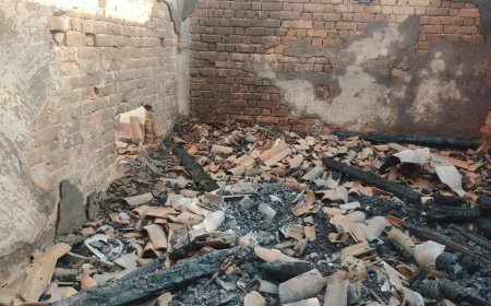 आनंदपुर में भीषण आग का कहर: गैस सिलेंडर फटा बम की तरह, 4 ग्रामीण झुलसे — घर का एक-एक सामान जलकर खाक