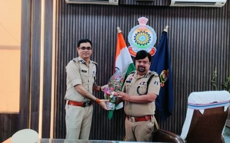 सरगुजा रेंज को मिला नया कप्तान: आईपीएस श्री दीपक कुमार झा ने संभाली कमान, गार्ड ऑफ ऑनर से हुआ स्वागत