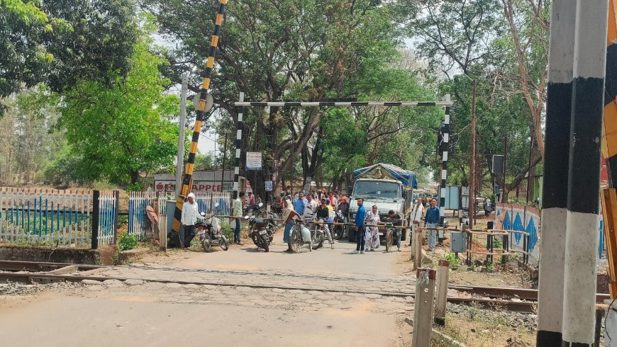 सूरजपुर में रेलवे फाटक पर तड़पती रहीं 3 एंबुलेंसें… मरीज बेहाल, सिस्टम नदारद