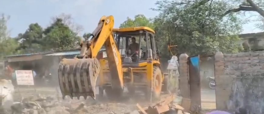 अंबिकापुर में प्रशासन की बेरहम कार्यवाही: बिना नोटिस तोड़ा वर्षों पुराना आशियाना, रोते-बिलखते रहे परिवार