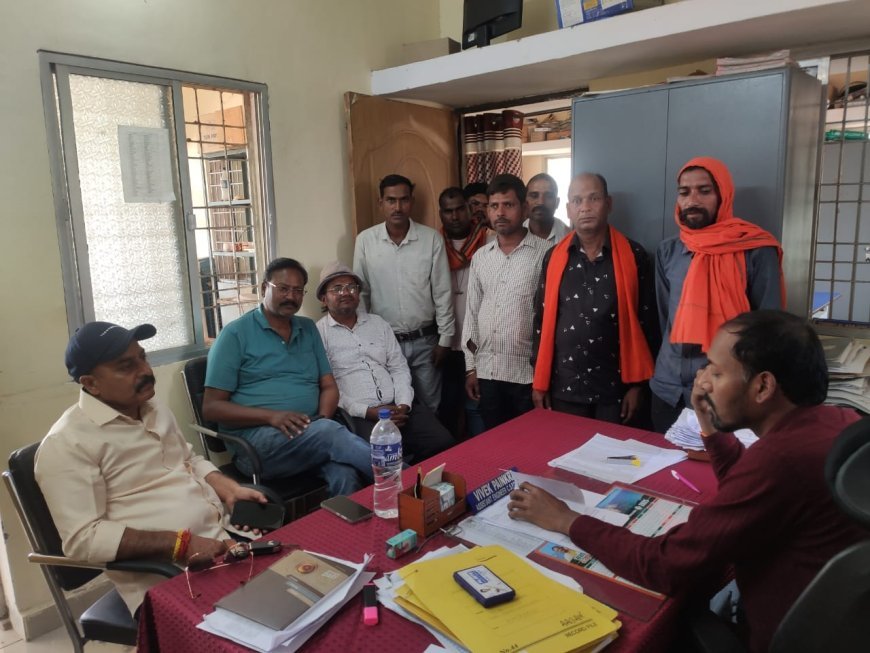 बड़सरा में विद्युत समस्या को लेकर ग्रामीणों ने उठाई आवाज, AE से मिले जिला पंचायत सदस्य अखिलेश प्रताप सिंह के नेतृत्व में
