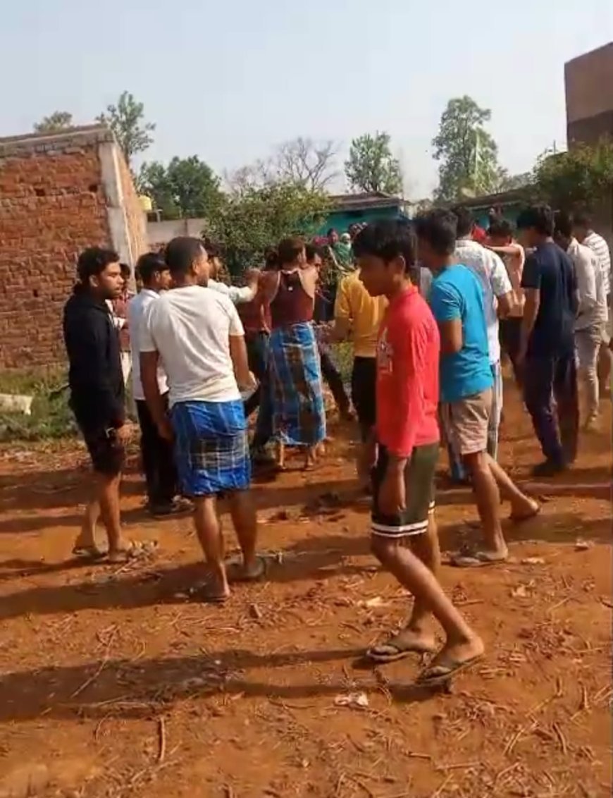 तकिया में भीड़ का कहर: चोरी के शक में बर्बर पिटाई, महिलाओं को घसीटा, युवक को पेड़ से बांधा