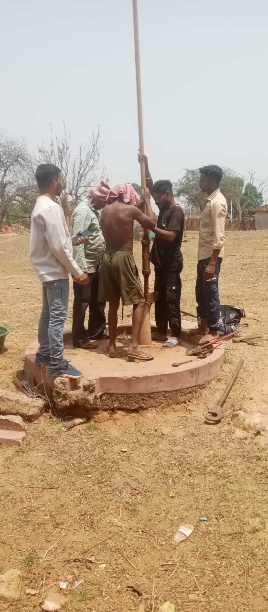 सुशासन तिहार 2025 के तहत भैयाथान में हैंडपंप मरम्मत कार्य तेजी से जारी
