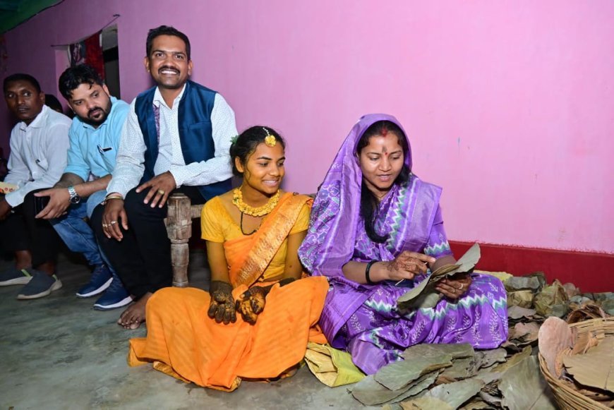 कैबिनेट मंत्री श्रीमती लक्ष्मी राजवाड़े का दिखा सादगीभरा अंदाज, विवाह समारोह में ज़मीन पर बैठकर सिलीं दोना-पत्तल
