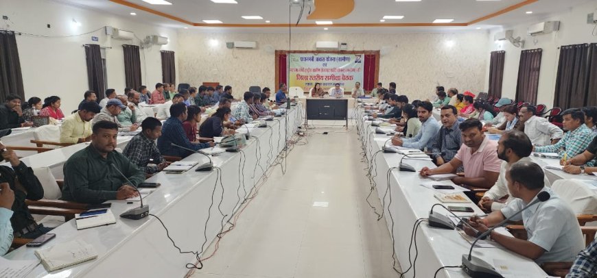 मनरेगा के संयुक्त आयुक्त ने ली पीएम आवास योजना ग्रामीण एवं मनरेगा कार्यों की समीक्षा बैठक