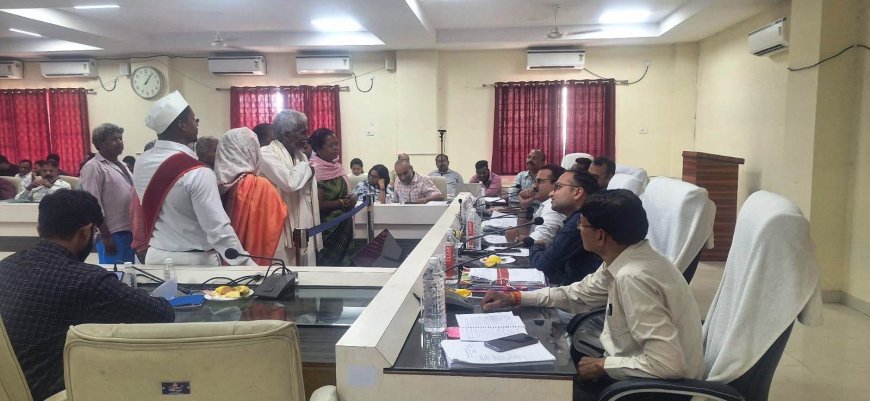 कलेक्टर ने जनदर्शन में ग्रामीणों की सुनीं समस्याएं, किसान दंपति के धान राशि प्रदाय करने के मामले में तत्काल दिए निर्देश