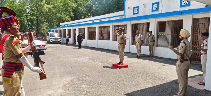 2012 बैच के आईपीएस राजेश अग्रवाल ने संभाली सरगुजा की कमान, कार्यालय का निरीक्षण कर अधिकारियों से मिले, चुस्त पुलिसिंग के दिए संकेत