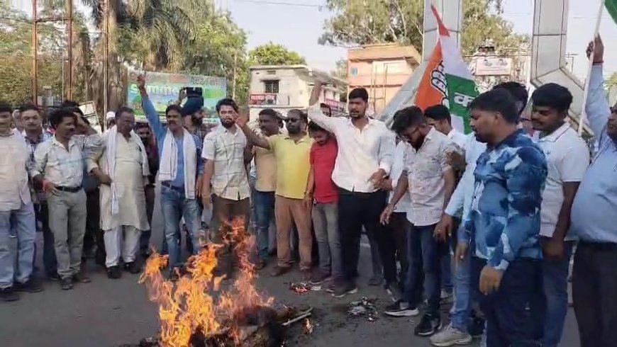 पहलगाम आतंकी हमले पर सरगुजा में फूटा गुस्सा: कांग्रेस का विरोध प्रदर्शन, आतंकवाद का पुतला फूंका; सरकार पर सुरक्षा में चूक का आरोप