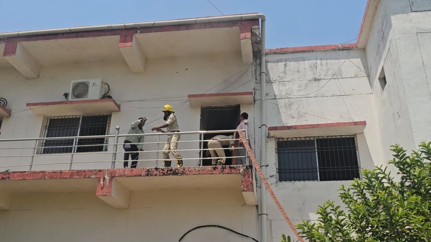 सूरजपुर जिला पंचायत कार्यालय में भीषण आग: आधे घंटे में राख हो गए दर्जनों कंप्यूटर और अहम दस्तावेज़, सुरक्षा व्यवस्था पर उठे सवाल