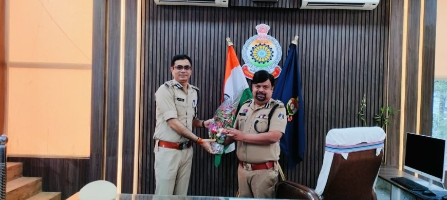 सरगुजा रेंज को मिला नया कप्तान: आईपीएस श्री दीपक कुमार झा ने संभाली कमान, गार्ड ऑफ ऑनर से हुआ स्वागत