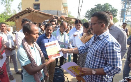 सुशासन तिहार 2025: ग्रामीणों की जिंदगी में लाया नई उम्मीद, अनिल को मिला मनरेगा जॉब कार्ड, डडगांव में बांटे गए शौचालय प्रमाण पत्र