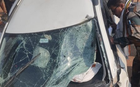 NH-43 पर भयानक हादसा: तेज रफ्तार कार ने बाइक को मारी टक्कर, मासूम समेत मां-बाप की मौत,