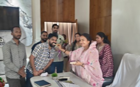 2621 बीएड शिक्षकों को न्याय, सम्मान और भविष्य की रौशनी; समायोजन से छलके भावुक लम्हे, मंत्री लक्ष्मी राजवाड़े ने मिठाई खिलाकर दी शुभकामनाएं