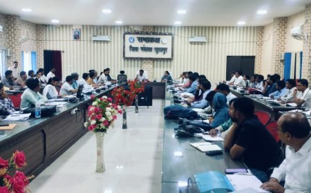 पीएम आवास योजना में लापरवाही नहीं चलेगी: सूरजपुर कलेक्टर का सख्त निर्देश, तय समय सीमा में पूरा हो निर्माण