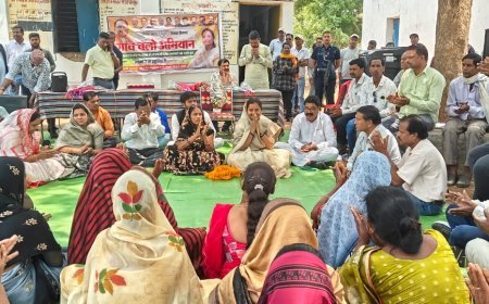 गांव की चौपाल में मंत्री बैठीं जमीन पर – एक-एक समस्या सुनी, मौके पर ही दिए समाधान के निर्देश"