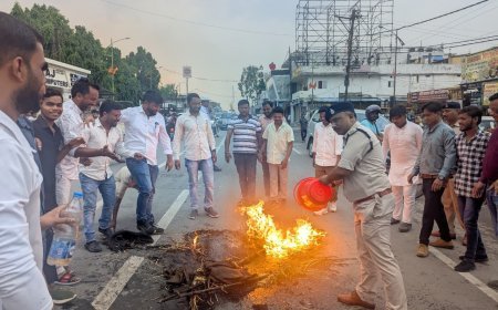 राहुल गांधी पर द्वेषपूर्ण FIR से भड़की युवा कांग्रेस, सूरजपुर में जोरदार प्रदर्शन कर फूंका पुतला
