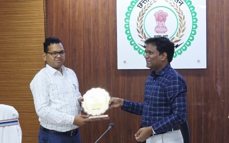 भटगांव तहसीलदार शिवनारायण राठिया का सम्मान: 18 पुराने राजस्व मामलों का त्वरित निराकरण, कलेक्टर ने भेंट किया स्मृति चिन्ह