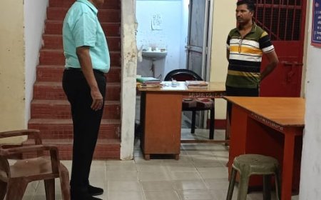 सूरजपुर में रातों की सजगता: डीआईजी-एसएसपी प्रशांत कुमार ठाकुर का थानों पर औचक निरीक्षण, पुलिस को सुरक्षा व्यवस्था पुख्ता करने के कड़े निर्देश