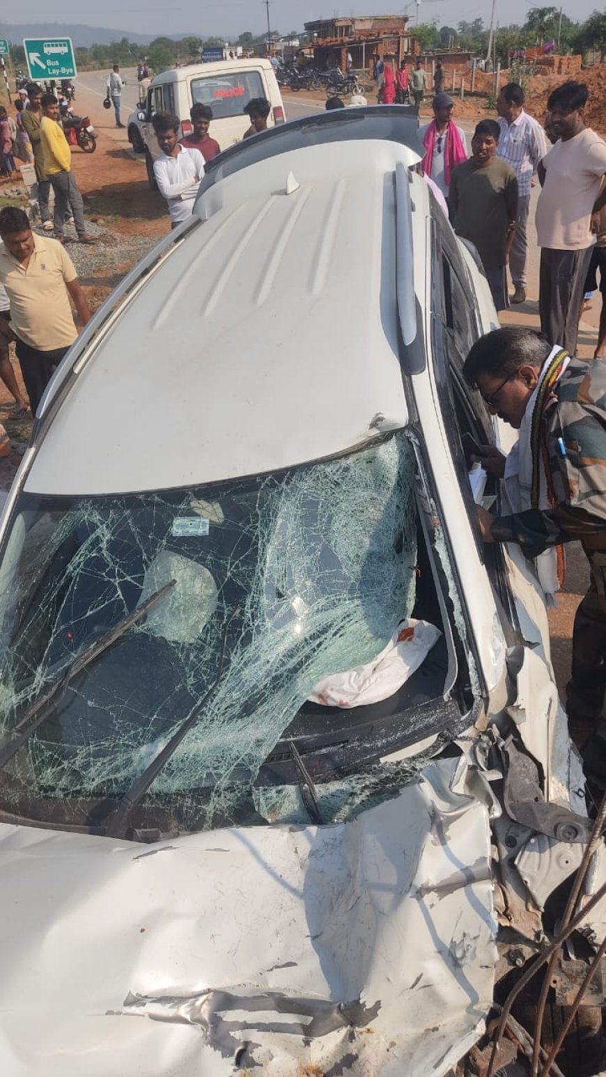 NH-43 पर भयानक हादसा: तेज रफ्तार कार ने बाइक को मारी टक्कर, मासूम समेत मां-बाप की मौत,