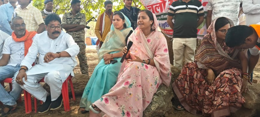 पत्थरों पर बैठकर सुनी जनता की पुकार, बीहड़ गांवों में गूंजा दर्द: मंत्री श्रीमती लक्ष्मी राजवाड़े ने अफसरों को लगाई फटकार