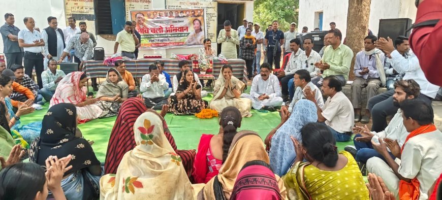 गांव की चौपाल में मंत्री बैठीं जमीन पर – एक-एक समस्या सुनी, मौके पर ही दिए समाधान के निर्देश"