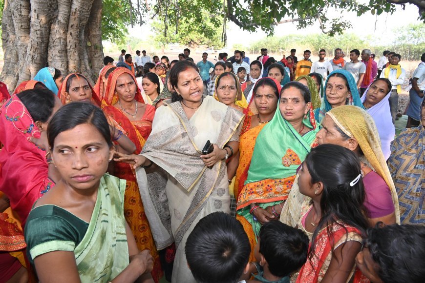 गांव की चौपाल में मंत्री बैठीं जमीन पर – एक-एक समस्या सुनी, मौके पर ही दिए समाधान के निर्देश"