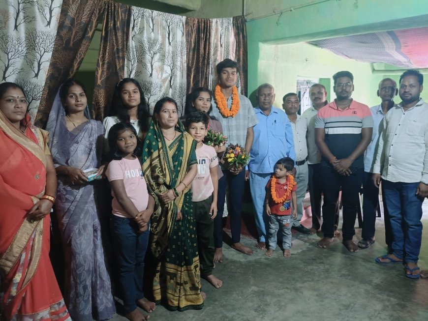 दतिमा के होनहारों का गौरवमयी सम्मान: बोर्ड परीक्षा में टॉपर्स ने लहराया परचम, सरपंच पिंकी सिंह ने दी हरसंभव मदद की गारंटी