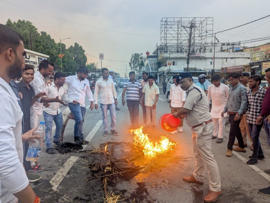 राहुल गांधी पर द्वेषपूर्ण FIR से भड़की युवा कांग्रेस, सूरजपुर में जोरदार प्रदर्शन कर फूंका पुतला