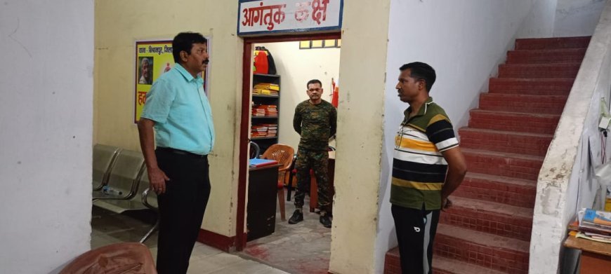 सूरजपुर में रातों की सजगता: डीआईजी-एसएसपी प्रशांत कुमार ठाकुर का थानों पर औचक निरीक्षण, पुलिस को सुरक्षा व्यवस्था पुख्ता करने के कड़े निर्देश
