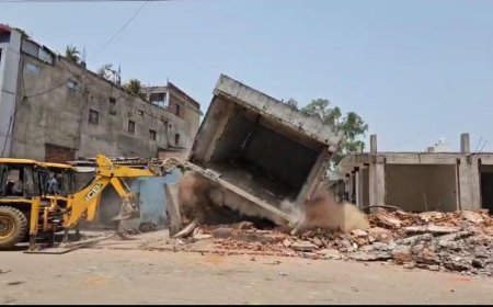 सूरजपुर: सुभाष चौक से महगवा चौक तक सड़क चौड़ीकरण, करीब 33 दुकानें ध्वस्त, प्रशासन का बुलडोजर एक्शन.....