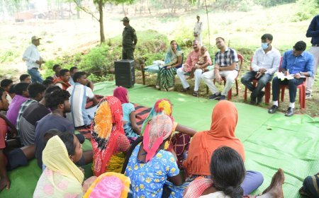 मैनपाट के सुदूर ग्रामों में कलेक्टर की जनचौपाल: सुनीं समस्याएं, दिए त्वरित समाधान के निर्देश,पीएम जनमन योजनांतर्गत सड़क-आवास का निरीक्षण, ग्रामीणों की जरूरतों पर हुई सार्थक चर्चा