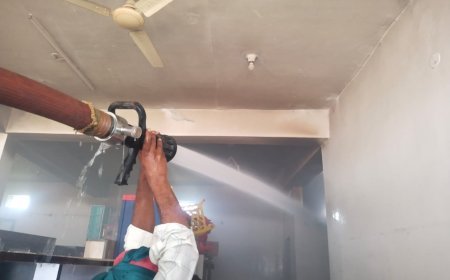 फर्नीचर शोरूम में शॉर्ट सर्किट से लगी आग, दमकल विभाग ने कड़ी मशक्कत कर पाया काबू