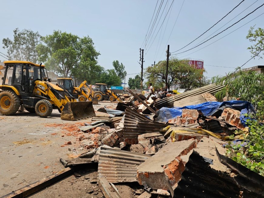 सूरजपुर: सुभाष चौक से महगवा चौक तक सड़क चौड़ीकरण, करीब 33 दुकानें ध्वस्त, प्रशासन का बुलडोजर एक्शन.....