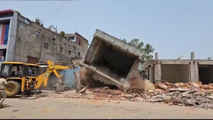 सूरजपुर: सुभाष चौक से महगवा चौक तक सड़क चौड़ीकरण, करीब 33 दुकानें ध्वस्त, प्रशासन का बुलडोजर एक्शन.....