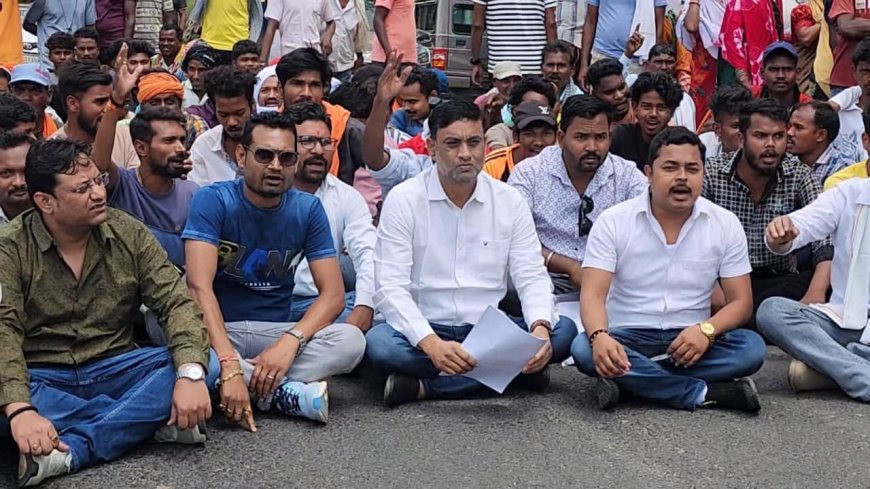 करीब 90 एकड़ वन भूमि पर अवैध पट्टा और चैतन्य इंस्टीट्यूट के गैरकानूनी संचालन के खिलाफ युवा कांग्रेस-एनएसयूआई का हाइवे पर चक्का जाम