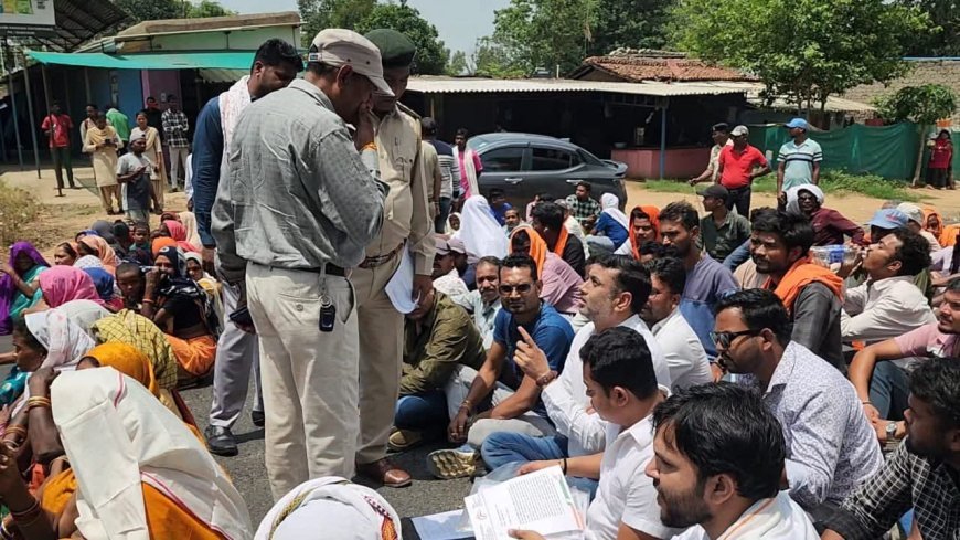 करीब 90 एकड़ वन भूमि पर अवैध पट्टा और चैतन्य इंस्टीट्यूट के गैरकानूनी संचालन के खिलाफ युवा कांग्रेस-एनएसयूआई का हाइवे पर चक्का जाम