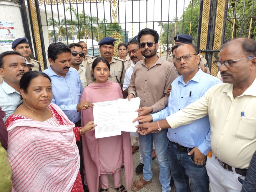 शिक्षक युक्तियुक्तकरण में गड़बड़ी का आरोप, सैकड़ों शिक्षकों की रैली, जिला शिक्षा अधिकारी पर कार्रवाई की मांग