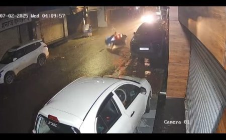 बिजली विभाग की लापरवाही: टूटे तार से स्कूटी सवार गंभीर रूप से घायल, रायपुर रेफर