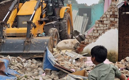 नशे के सौदागरों पर प्रशासन का हथौड़ा: मनोज सोनी के अवैध मकान पर चला बुलडोजर