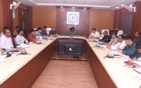 सूरजपुर: ई-ऑफिस लागू करने के कलेक्टर के सख्त निर्देश, जल निकासी व्यवस्था पर भी जोर