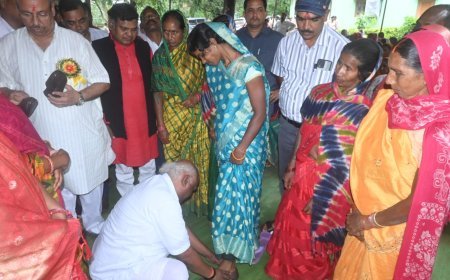 तेंदूपत्ता तोड़ने वाली महिलाओं का सम्मान, सांसद चिंतामणि महाराज ने पहनाई चरण पादुका