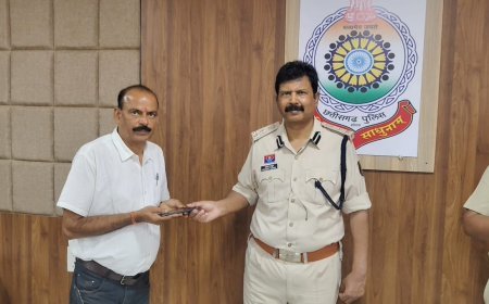 120 गुमशुदा मोबाइलों की घर वापसी: सूरजपुर पुलिस की मुहिम लाई रंग, 30 लाख के फोन मालिकों को सौंपे