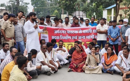 NH-43 की जर्जर हालत पर बवाल: जिला पंचायत सदस्य नरेंद्र यादव के नेतृत्व में कांग्रेस का चक्का जाम, भाजपा सरकार पर जमकर साधा निशाना