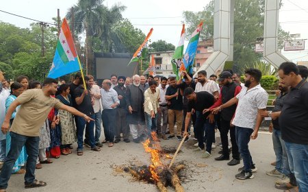 चैतन्य बघेल की गिरफ्तारी के खिलाफ सरगुजा में कांग्रेस का हल्लाबोल, ED का पुतला दहन
