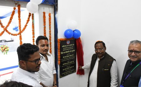 डिण्डो में ग्रामीण बैंक शाखा का भव्य शुभारंभ, मंत्री रामविचार नेताम ने तेंदूपत्ता संग्राहक महिलाओं को चरण पादुका पहनाकर किया सम्मान