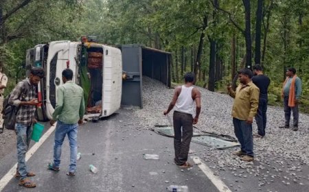 NH-343 पर गिट्टी लदा ट्राला पलटा, जाम से राहगीर हलकान