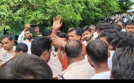 आबकारी परीक्षा केंद्र के बाहर हंगामा, केंद्राध्यक्ष पर धार्मिक भावनाएं आहत करने का आरोप